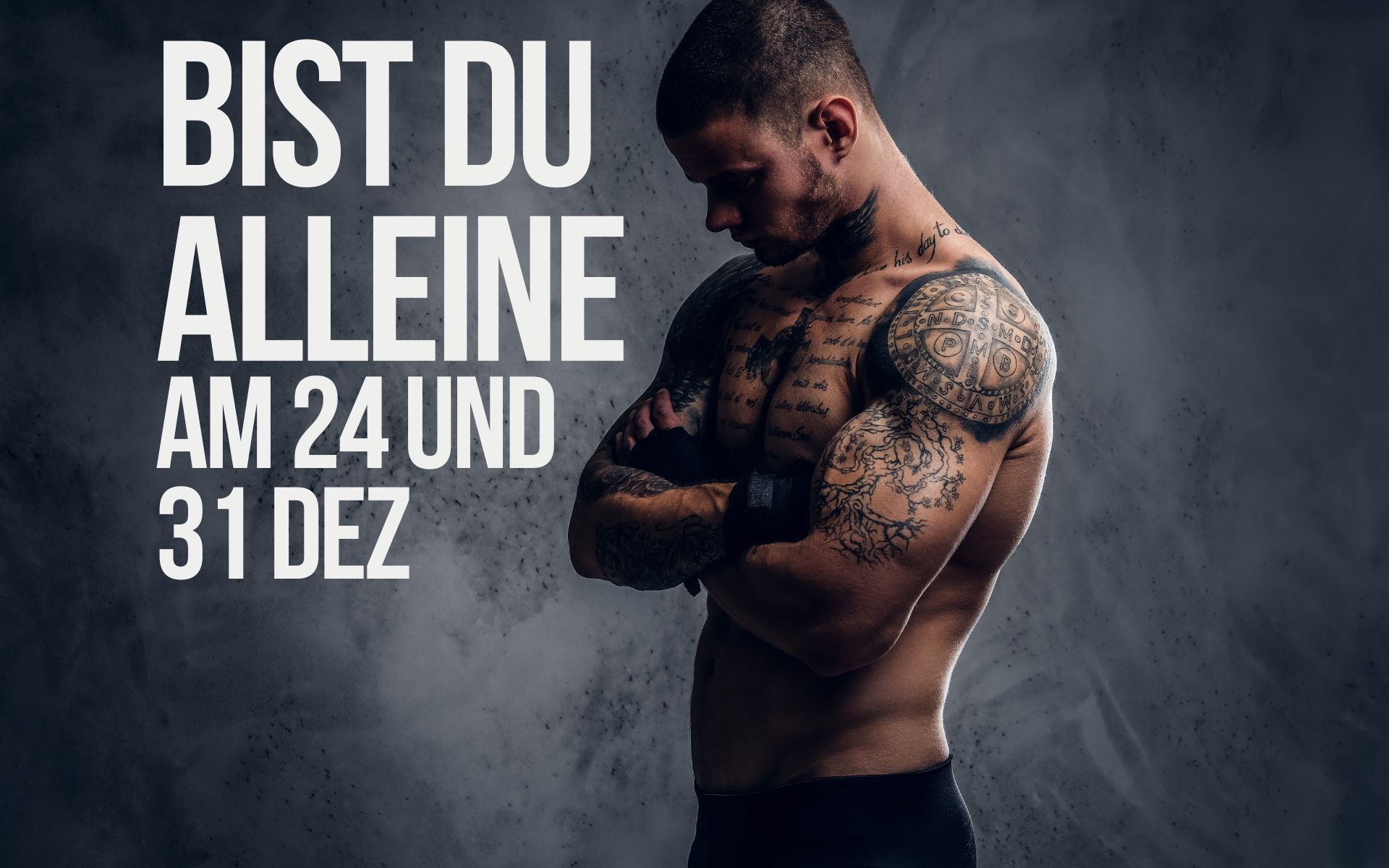Muskulöser, tätowierter Mann mit freiem Oberkörper. Sein durchtrainierter Körper und die Tattoos stehen für Stärke, Individualität und Selbstbewusstsein.