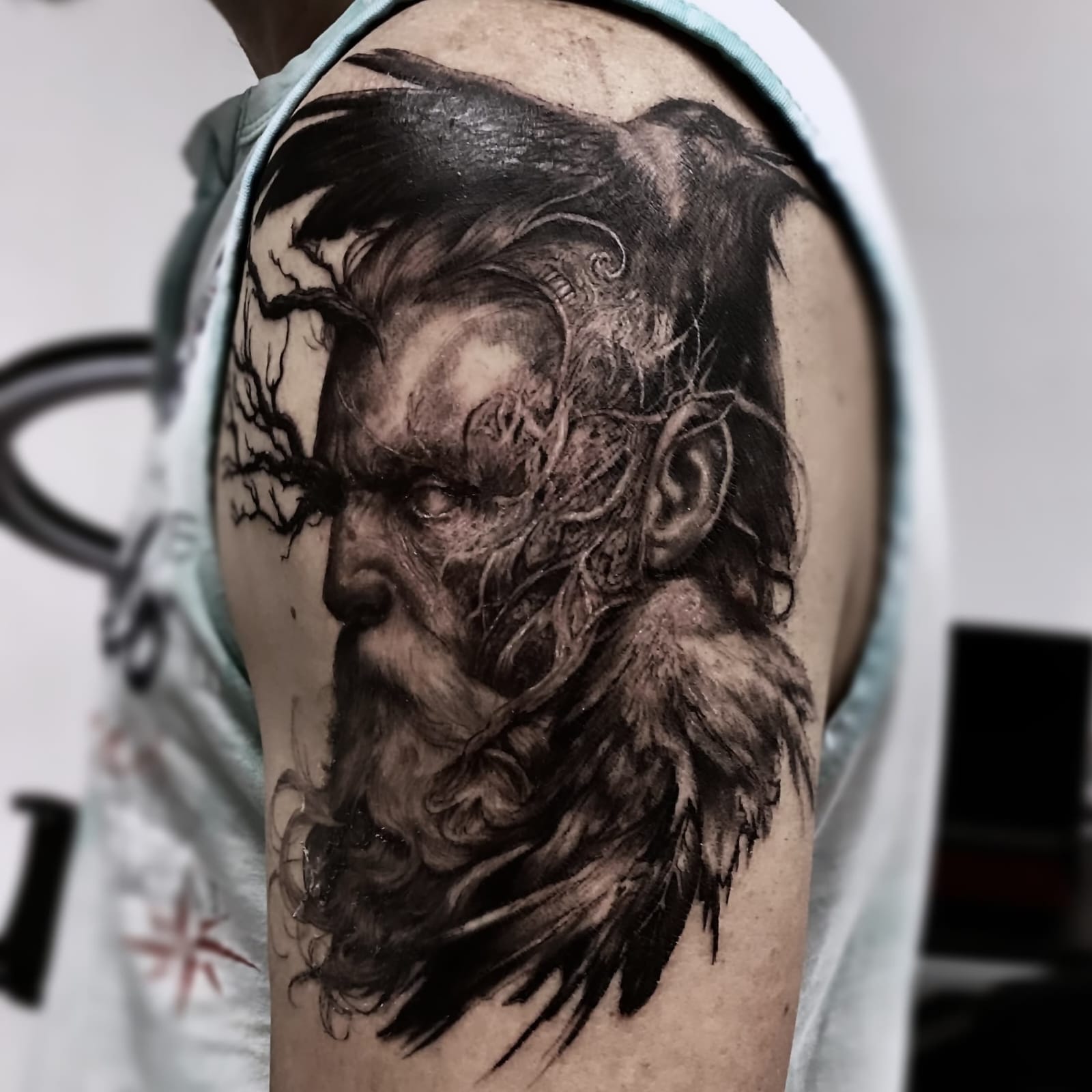 Tattoo-Farbe auf einem Tuch während einer Tattoo-Session im Tattoo Studio Dante in Frankfurt am Main. Vorbereitung und Sauberkeit für präzise Farbergebnisse.