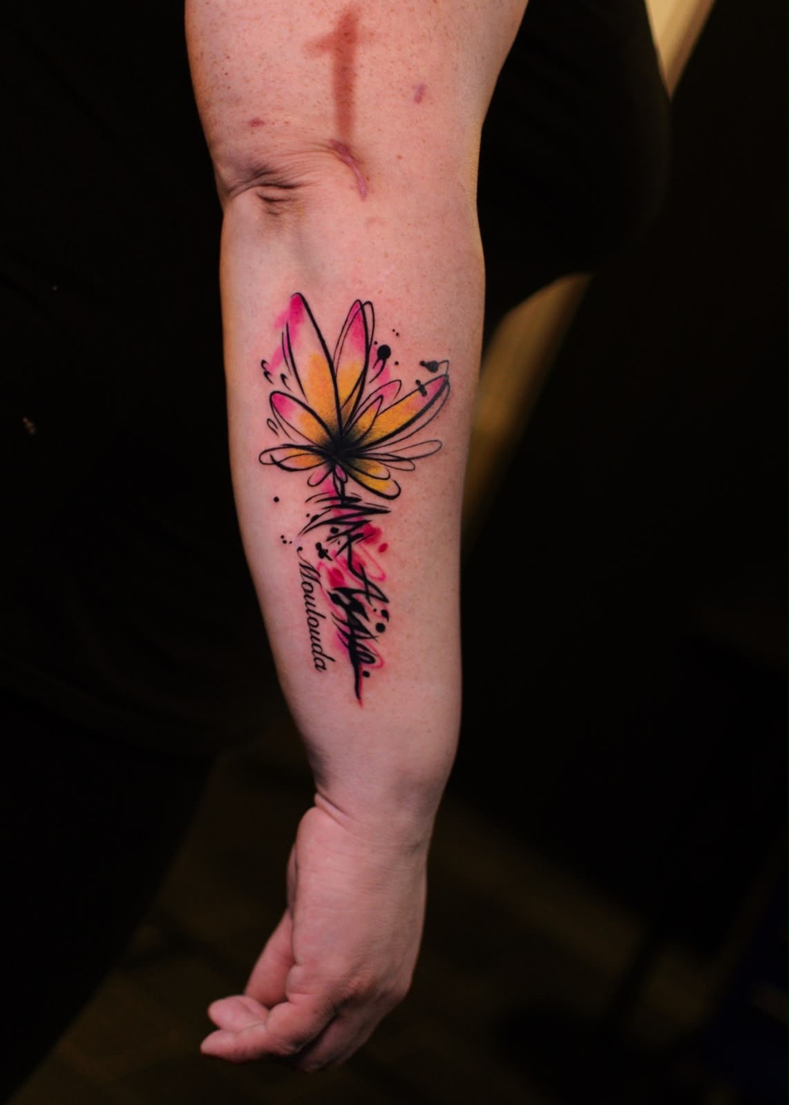 Verwendung von Hygienemitteln während einer Tattoo-Session im Tattoo Studio Dante in Frankfurt am Main. Saubere und professionelle Arbeitsweise für höchste Sicherheit.
