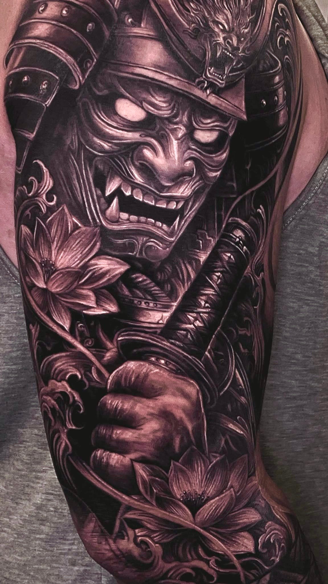 Verwendung von Hygienemitteln während einer Tattoo-Session im Tattoo Studio Dante in Frankfurt am Main. Saubere und professionelle Arbeitsweise für höchste Sicherheit.