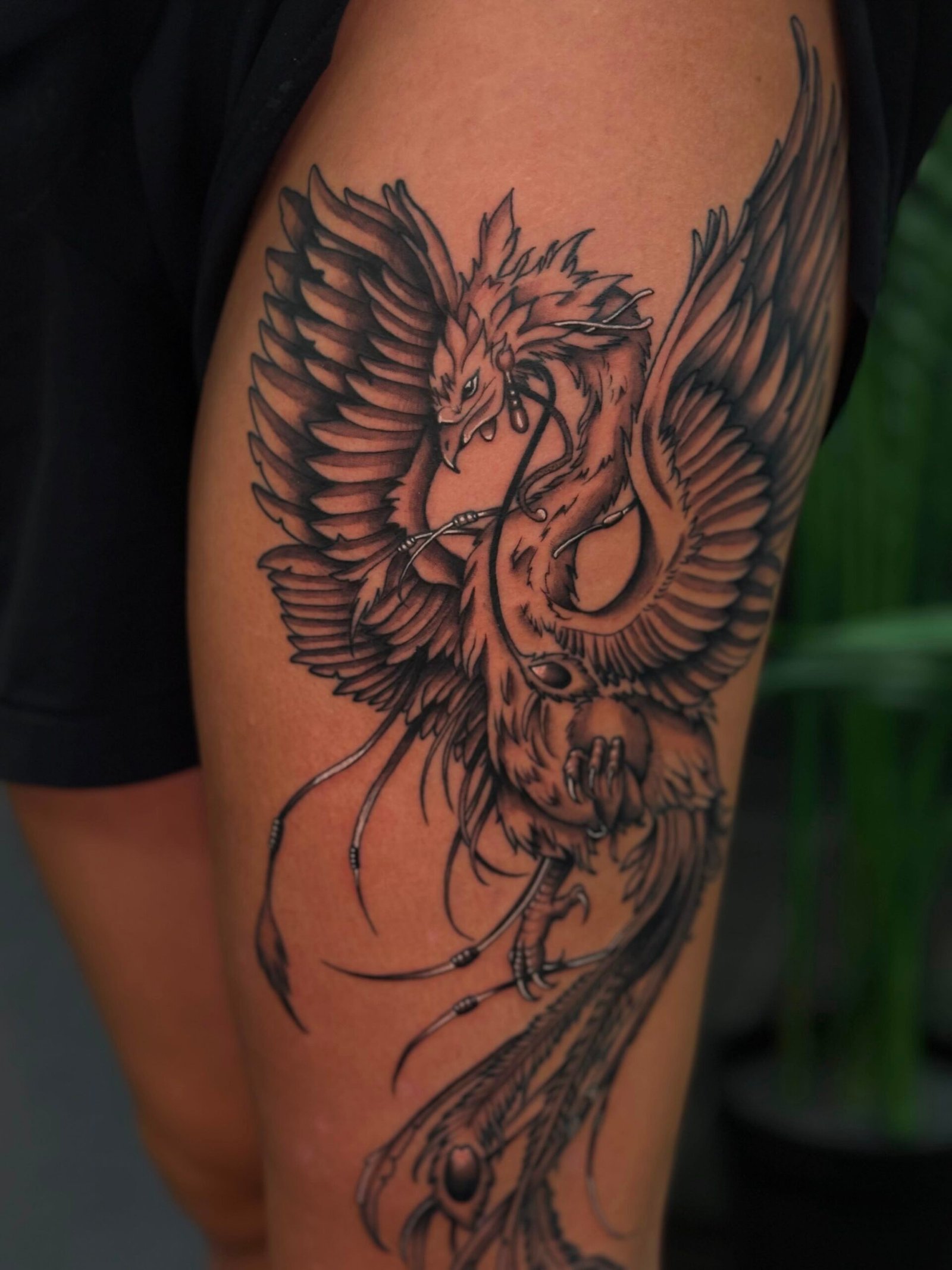 Professionelle Tätowiermaschine im Tattoo Studio Dante in Frankfurt am Main. Hochwertiges Tattoo-Equipment für präzise und saubere Arbeiten.