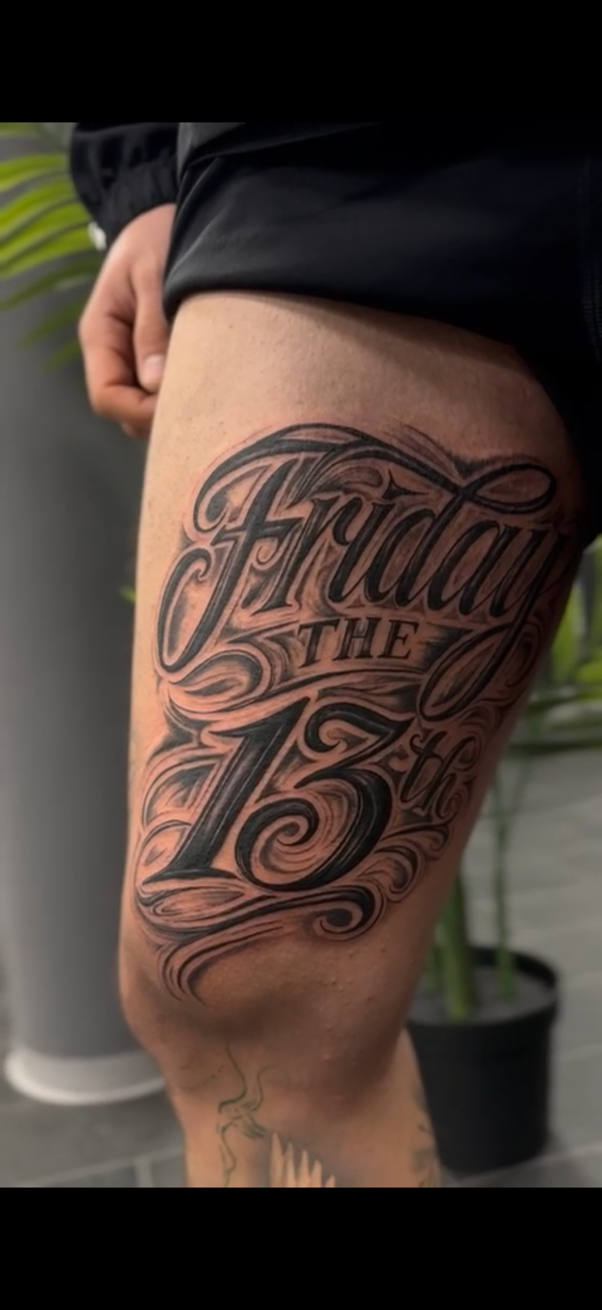 Professionelle Tätowiermaschine im Tattoo Studio Dante in Frankfurt am Main. Hochwertiges Tattoo-Equipment für präzise und saubere Arbeiten.