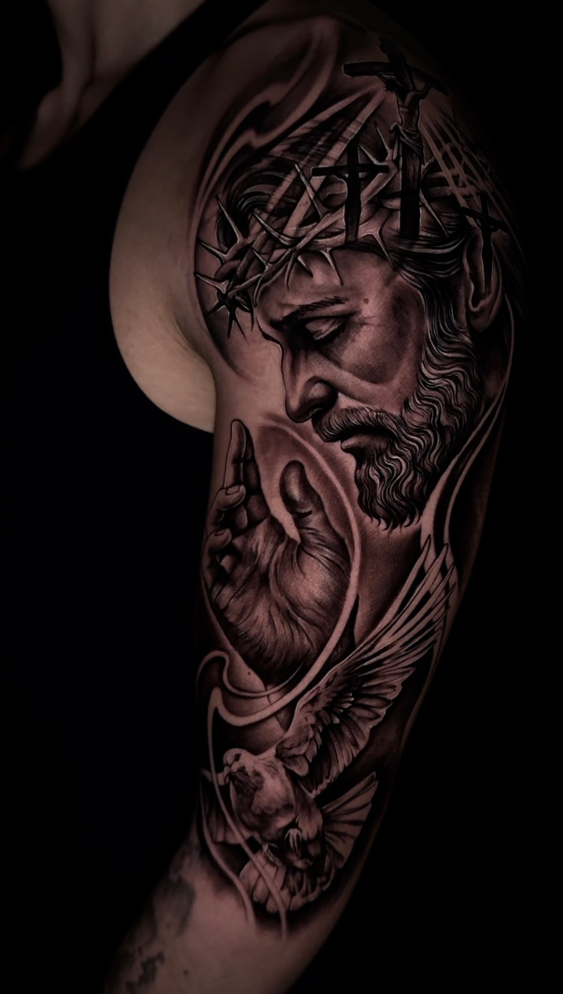 Professionelle Tätowiermaschine im Tattoo Studio Dante in Frankfurt am Main. Hochwertiges Tattoo-Equipment für präzise und saubere Arbeiten.