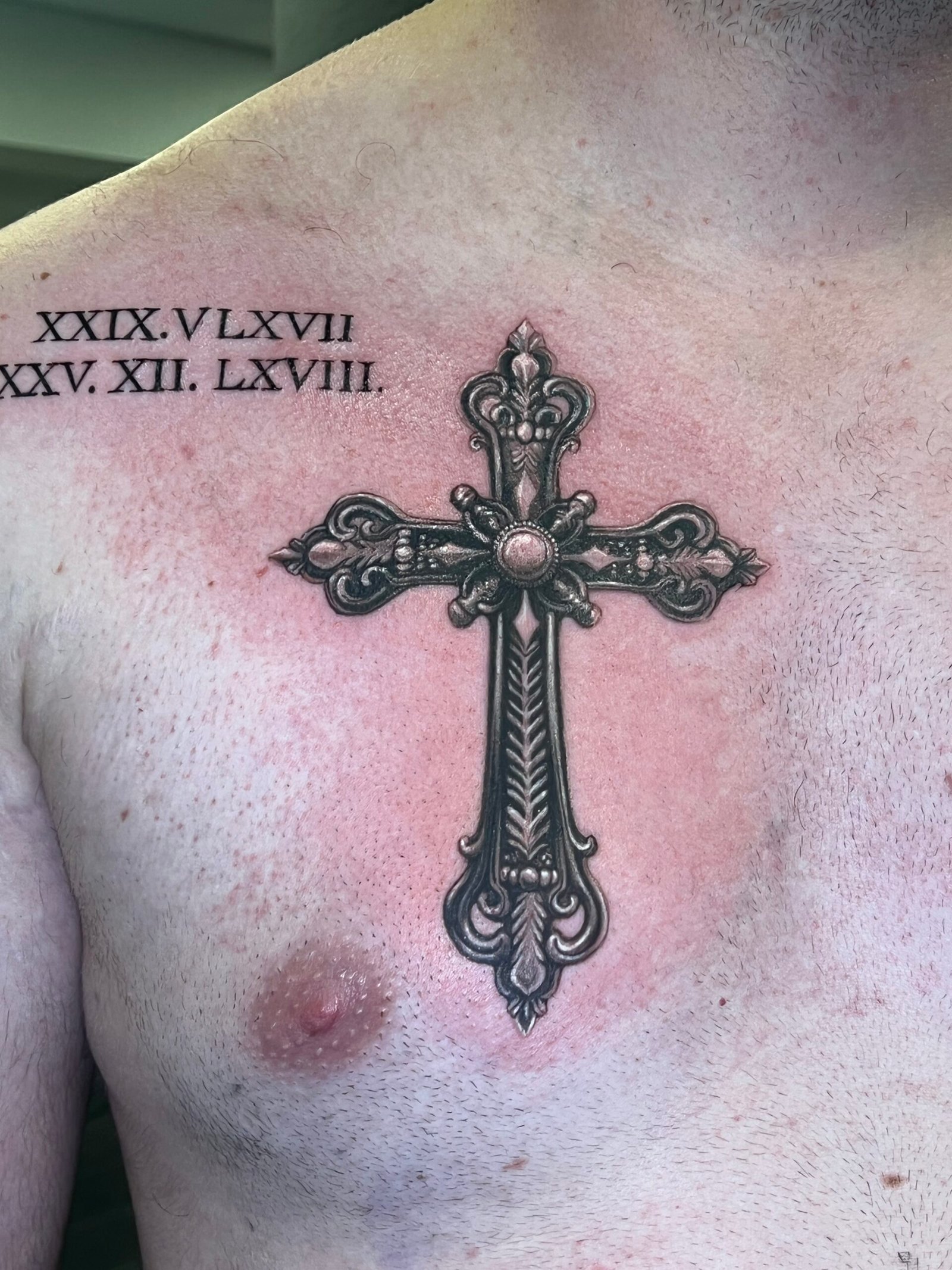 Verwendung von Hygienemitteln während einer Tattoo-Session im Tattoo Studio Dante in Frankfurt am Main. Saubere und professionelle Arbeitsweise für höchste Sicherheit.